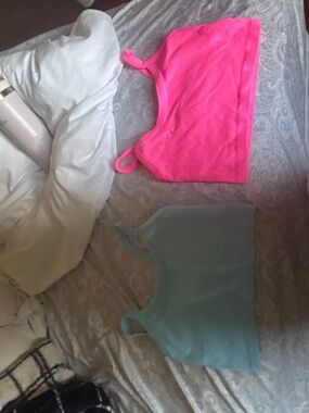 set of 2 crop tops!!